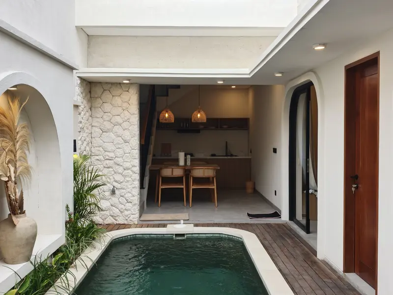 Pool courtyard opening onto the dining room