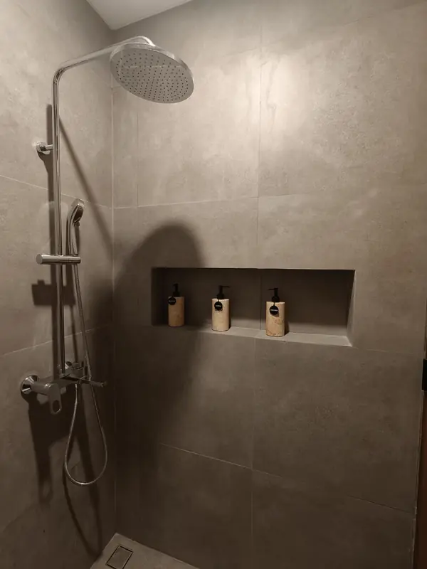 Rain shower with stone niche